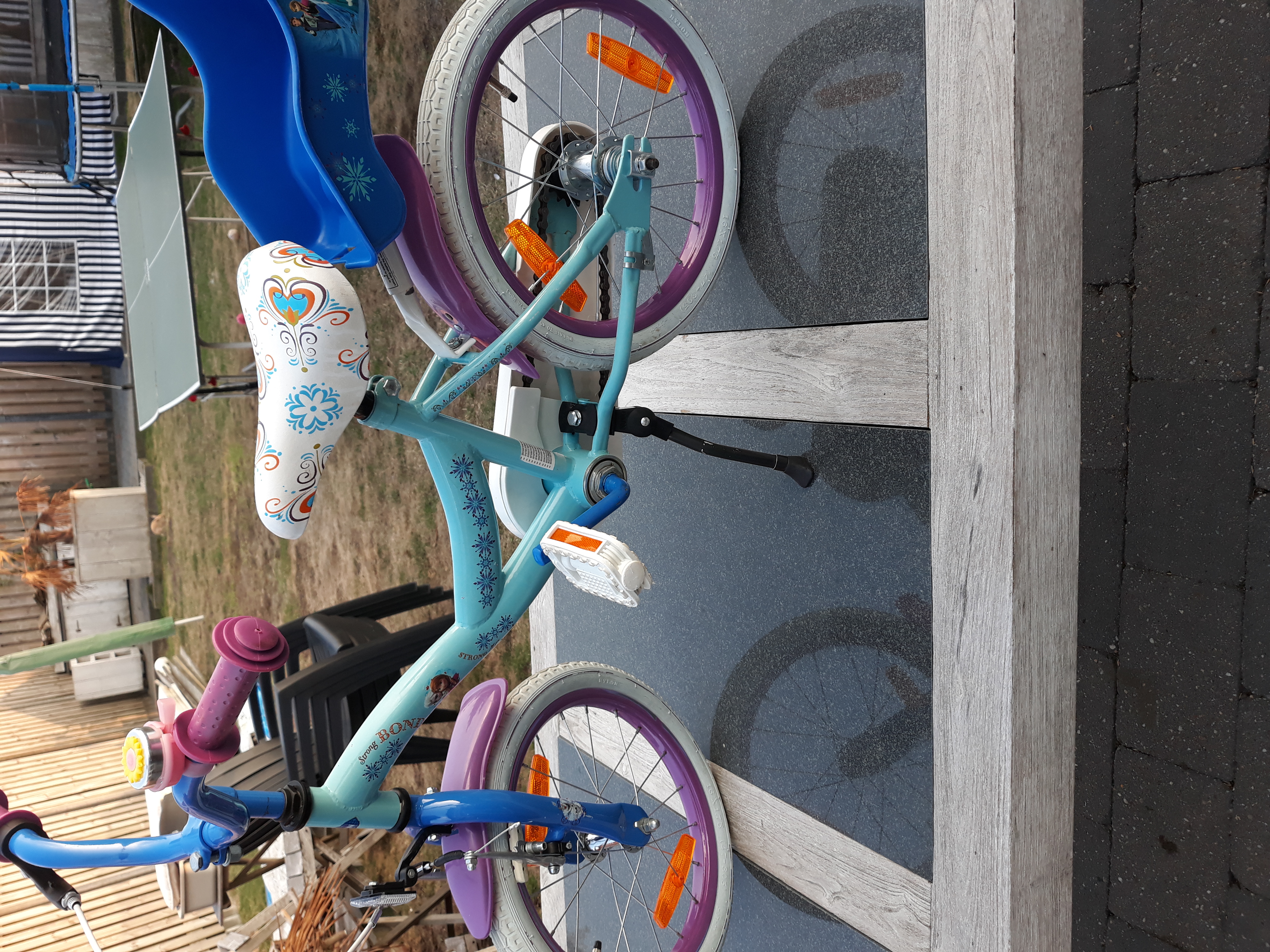 fiets frozen 
16 inch 
stoeltje voor popje
zijwieltjes aanwezig 